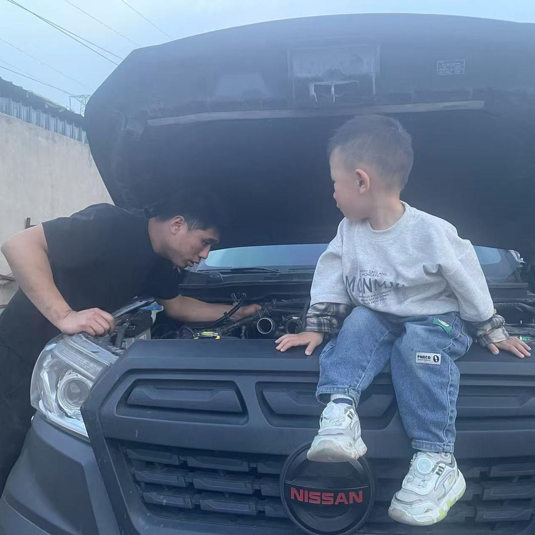 博爸在修车