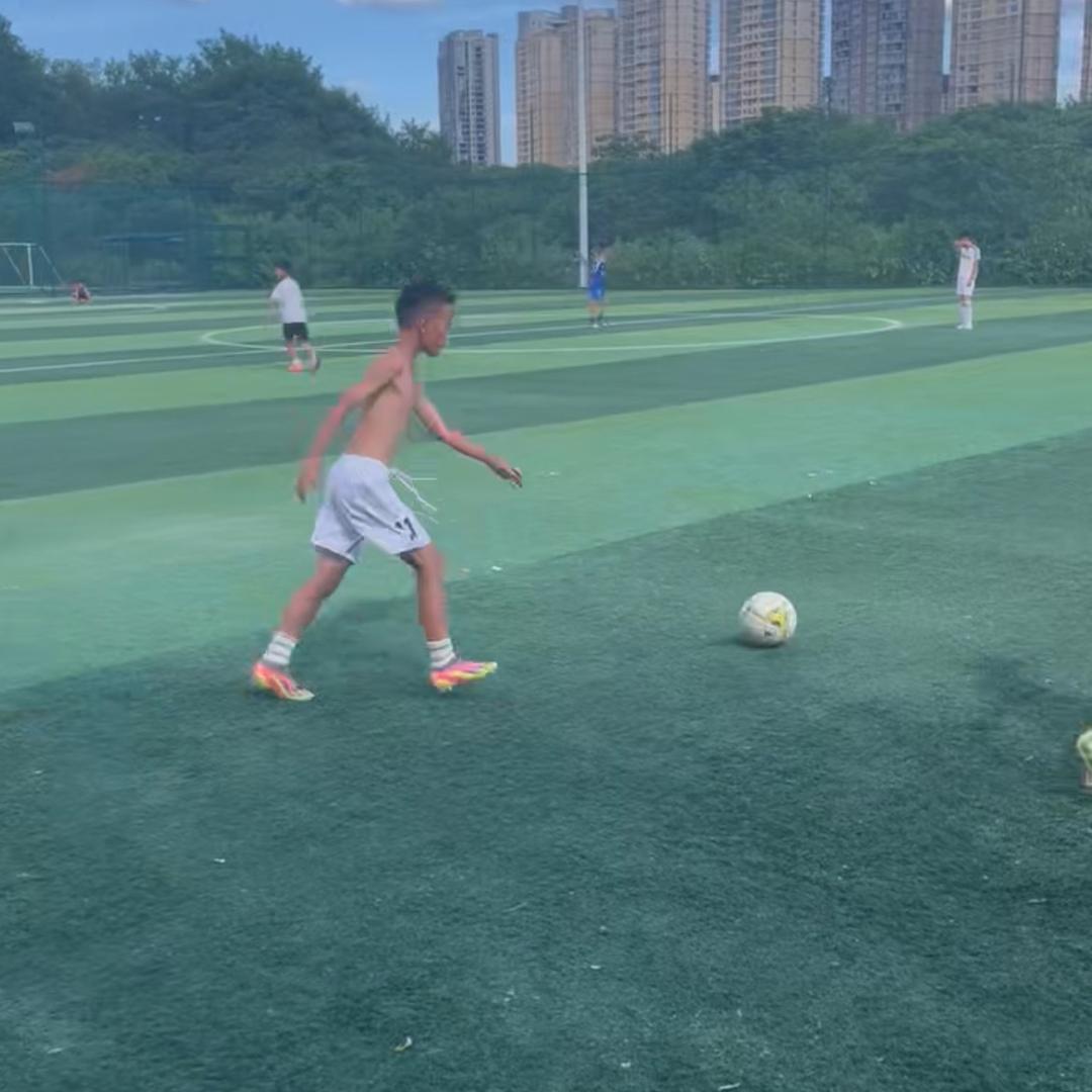 安哲安意爱踢球