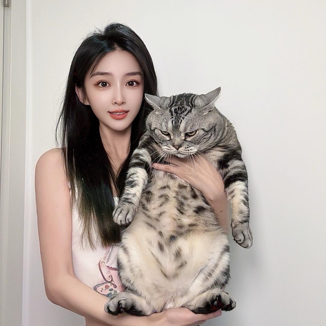 剪头发的小女孩