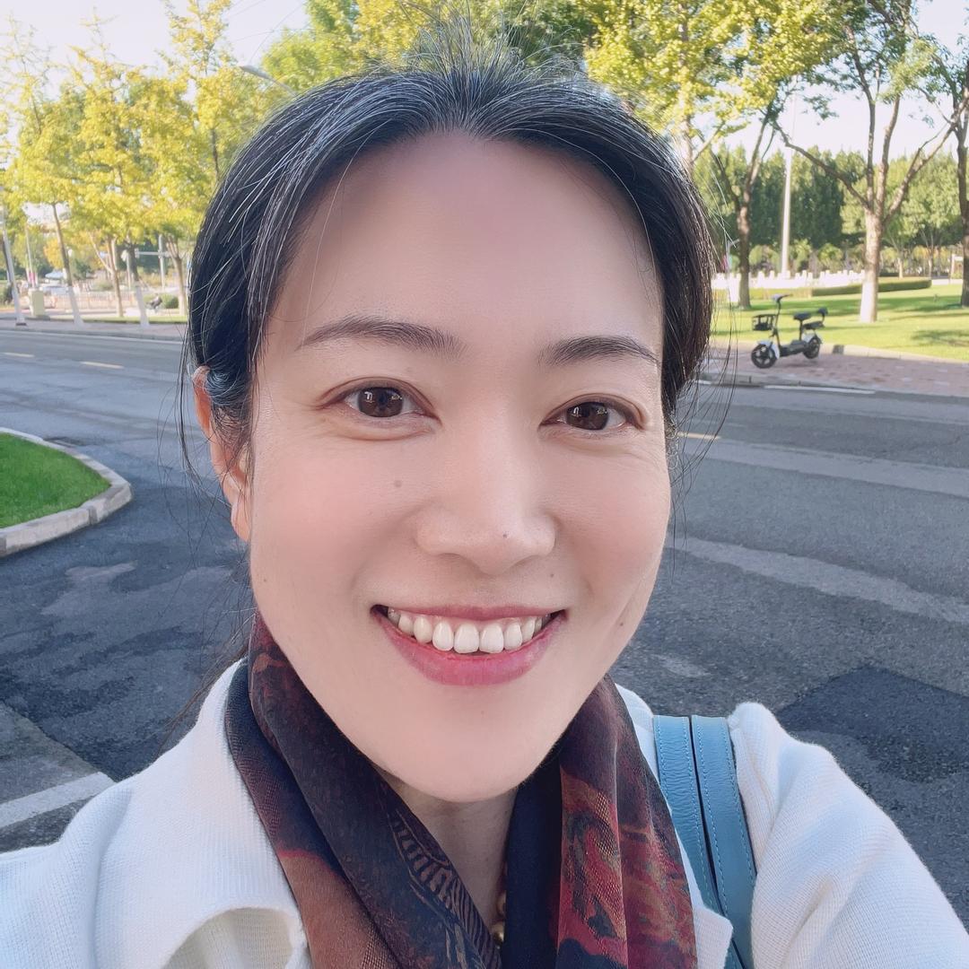 风轻云淡燕衔花