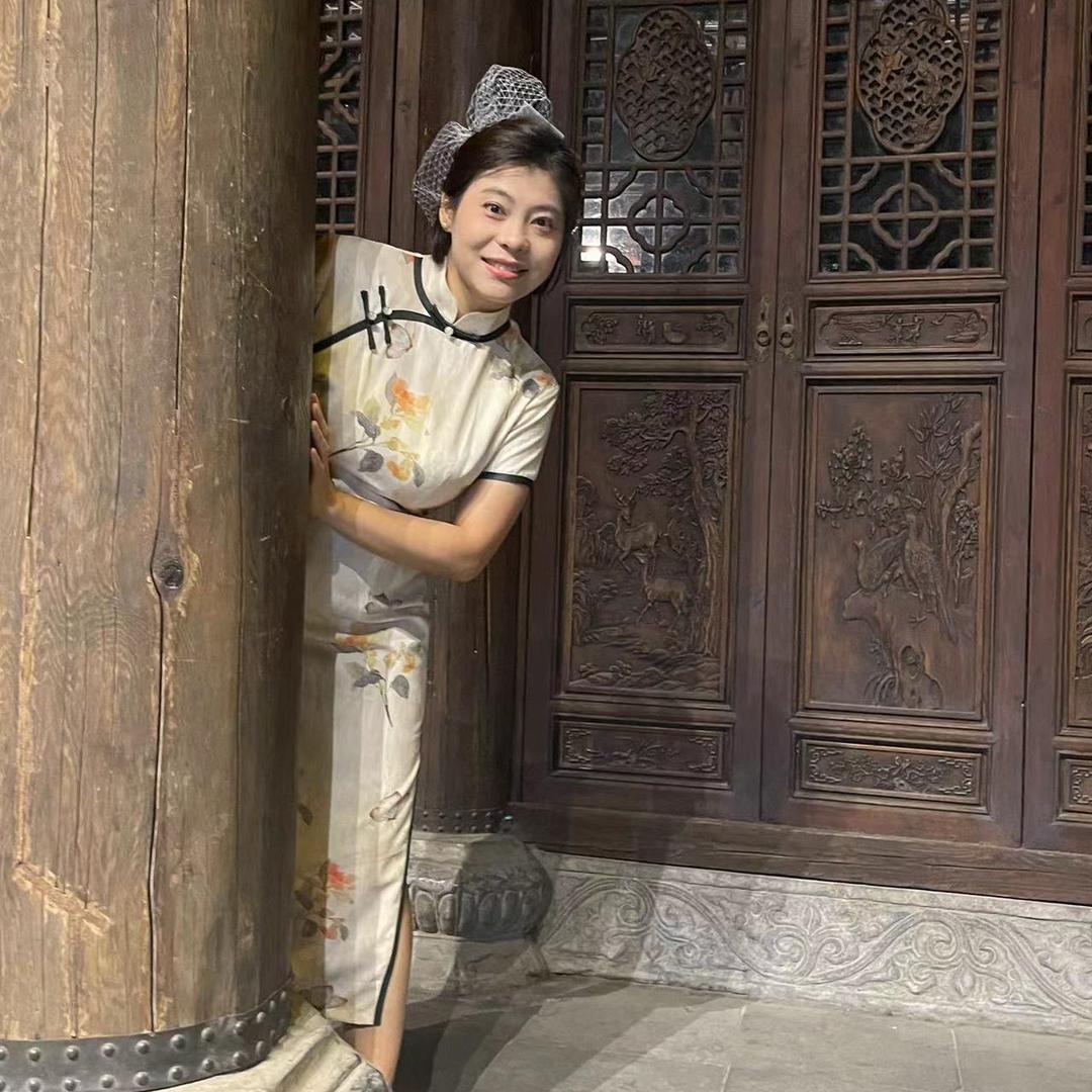 奥特曼背后的女人