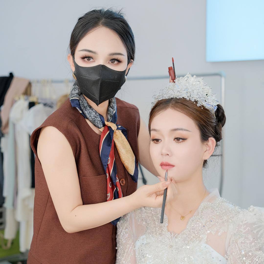 @在靖西做婚礼化妆师的乐乐