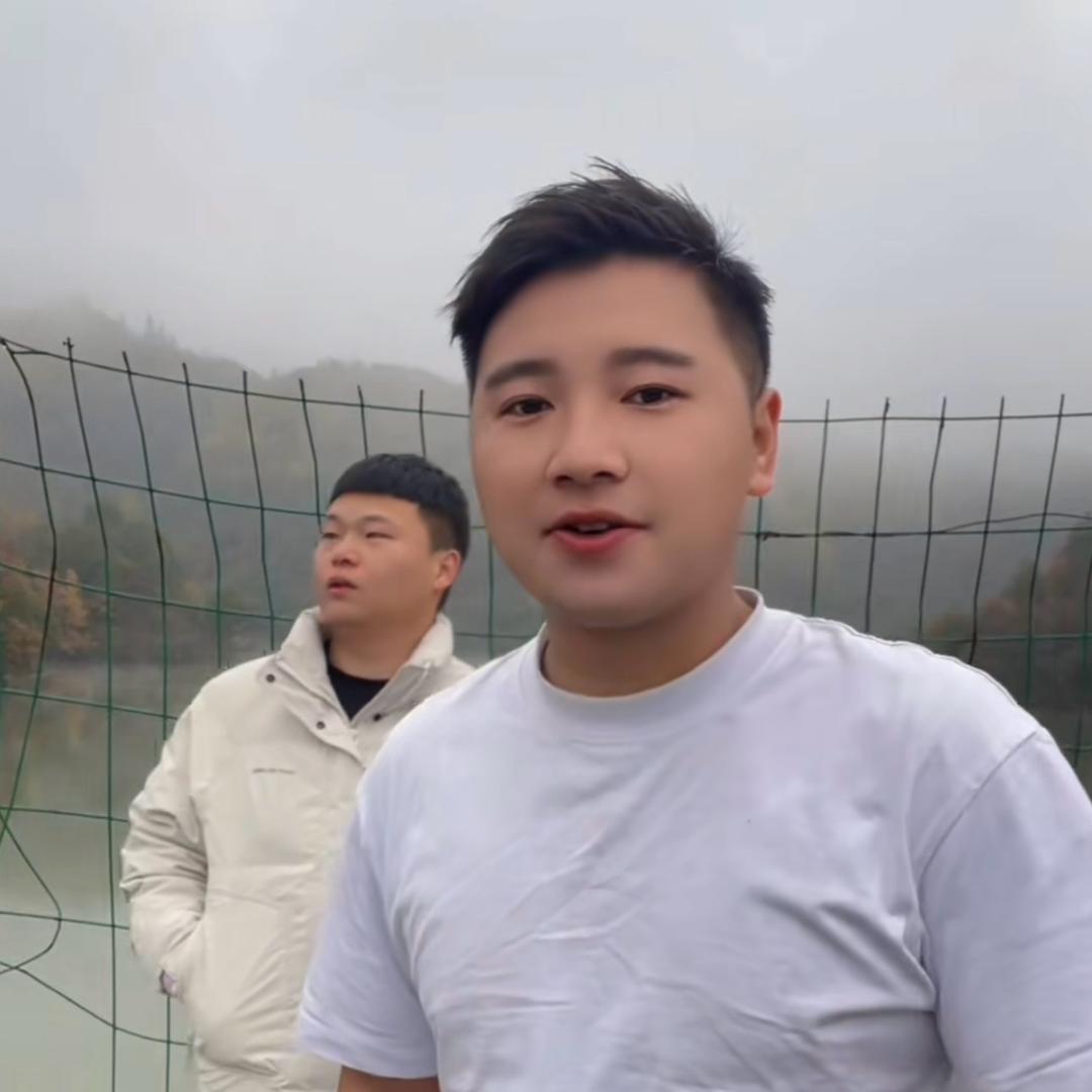 两只狼