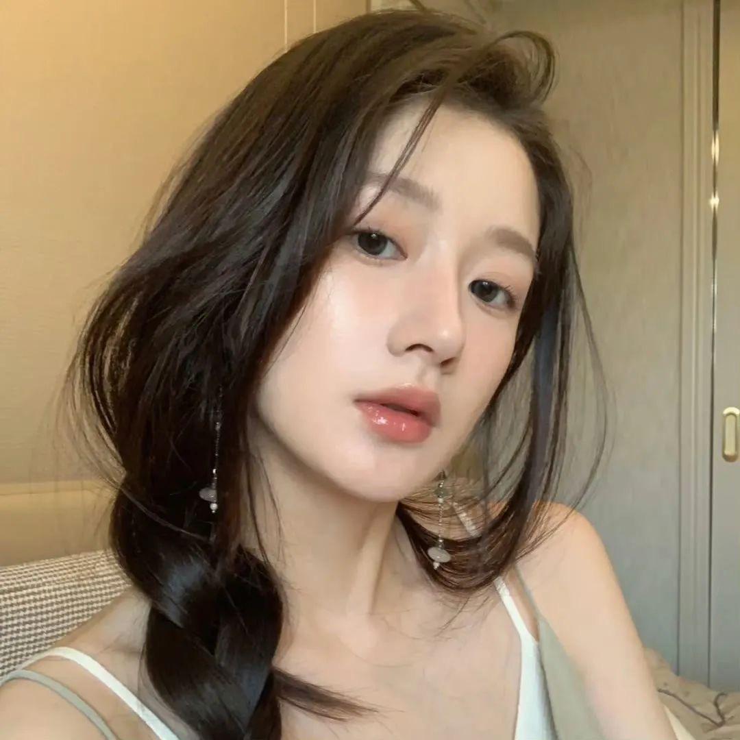 李欣.