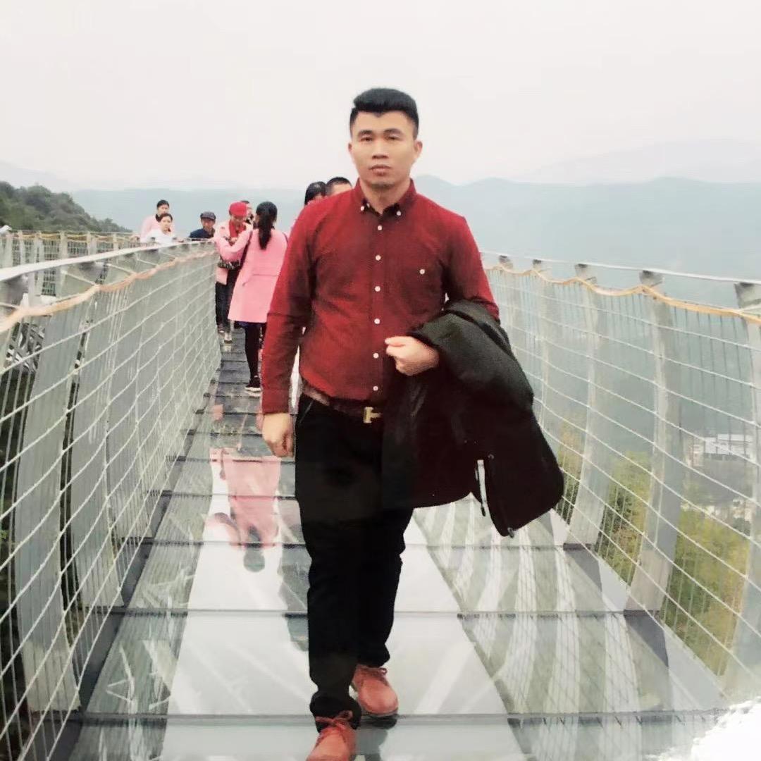 风雨中的阳光男人