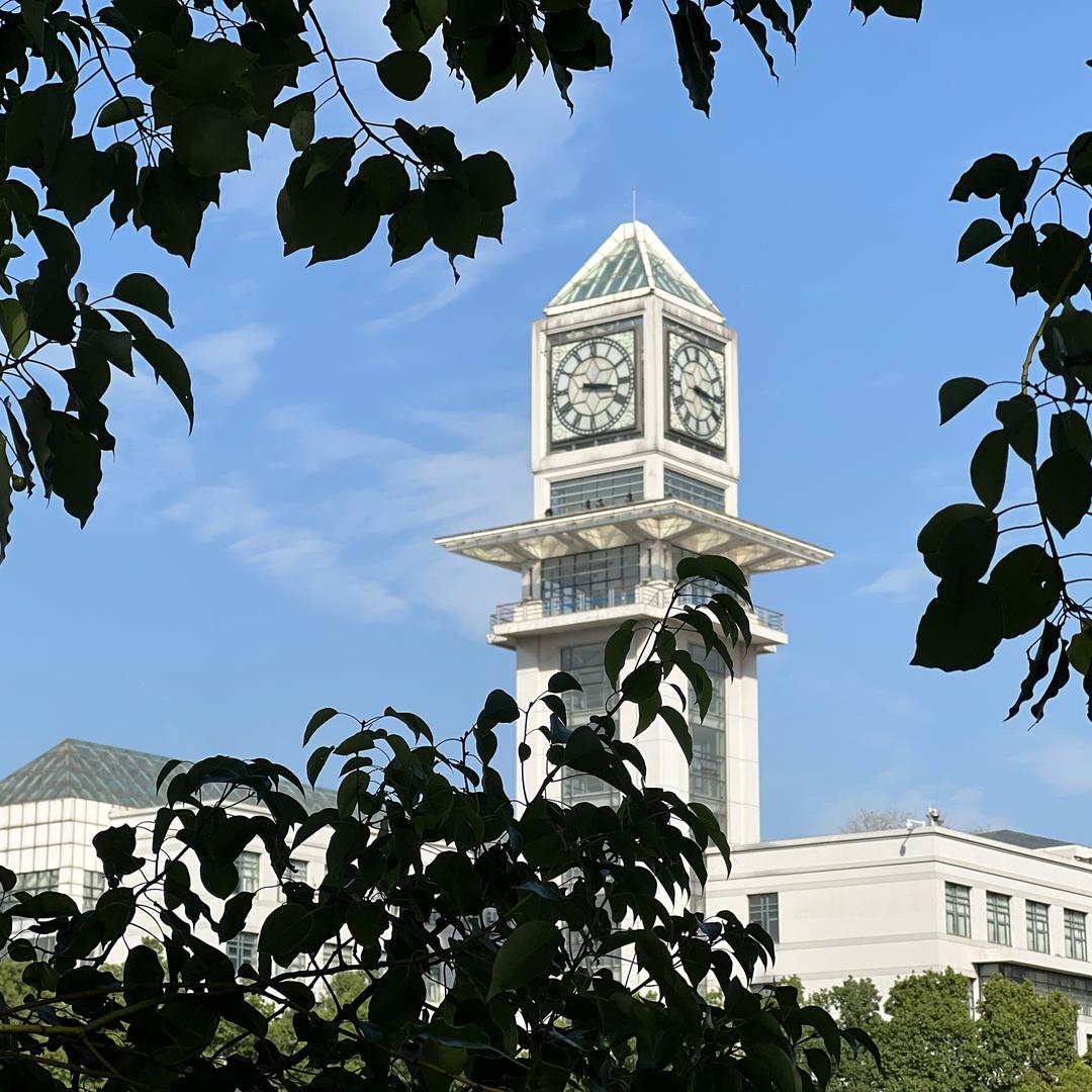 水中明月忆