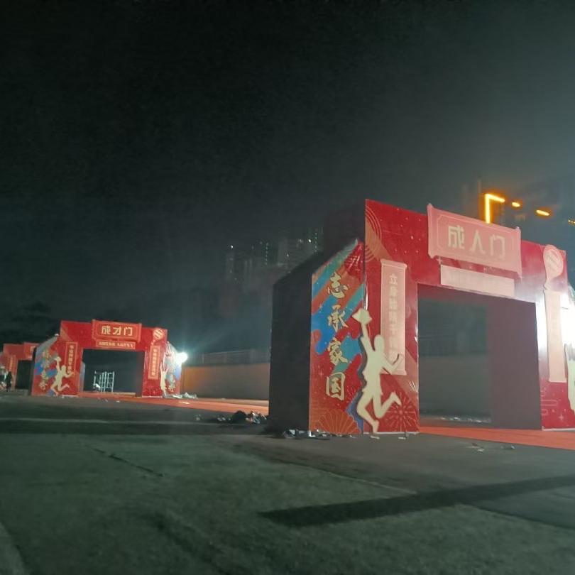 做舞美和音乐的耀立人