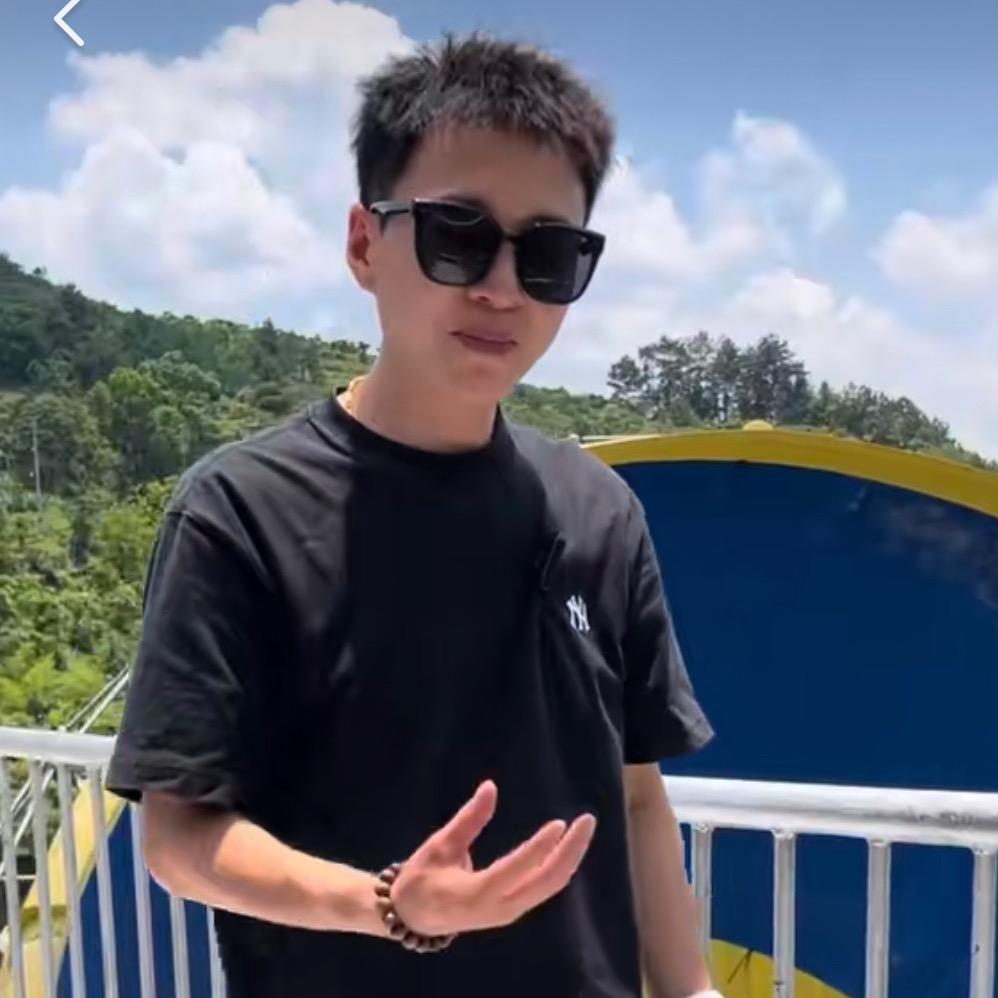 小 李 哥（吃什么）