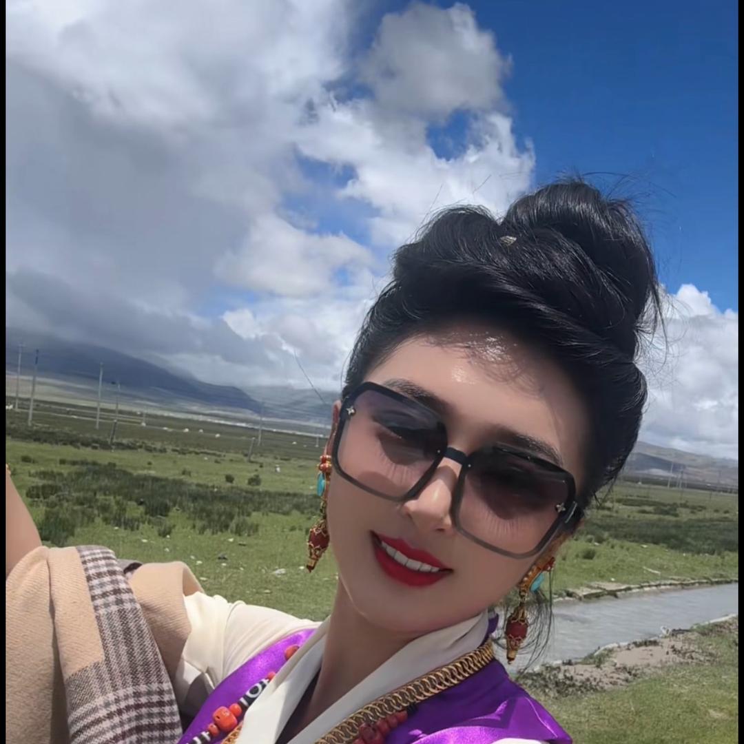 当雄草原牧女服装店