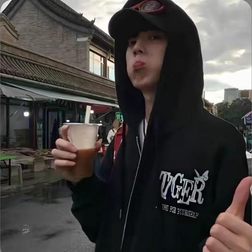 本来小郇溜走了，看到是安小姨，又溜回来了