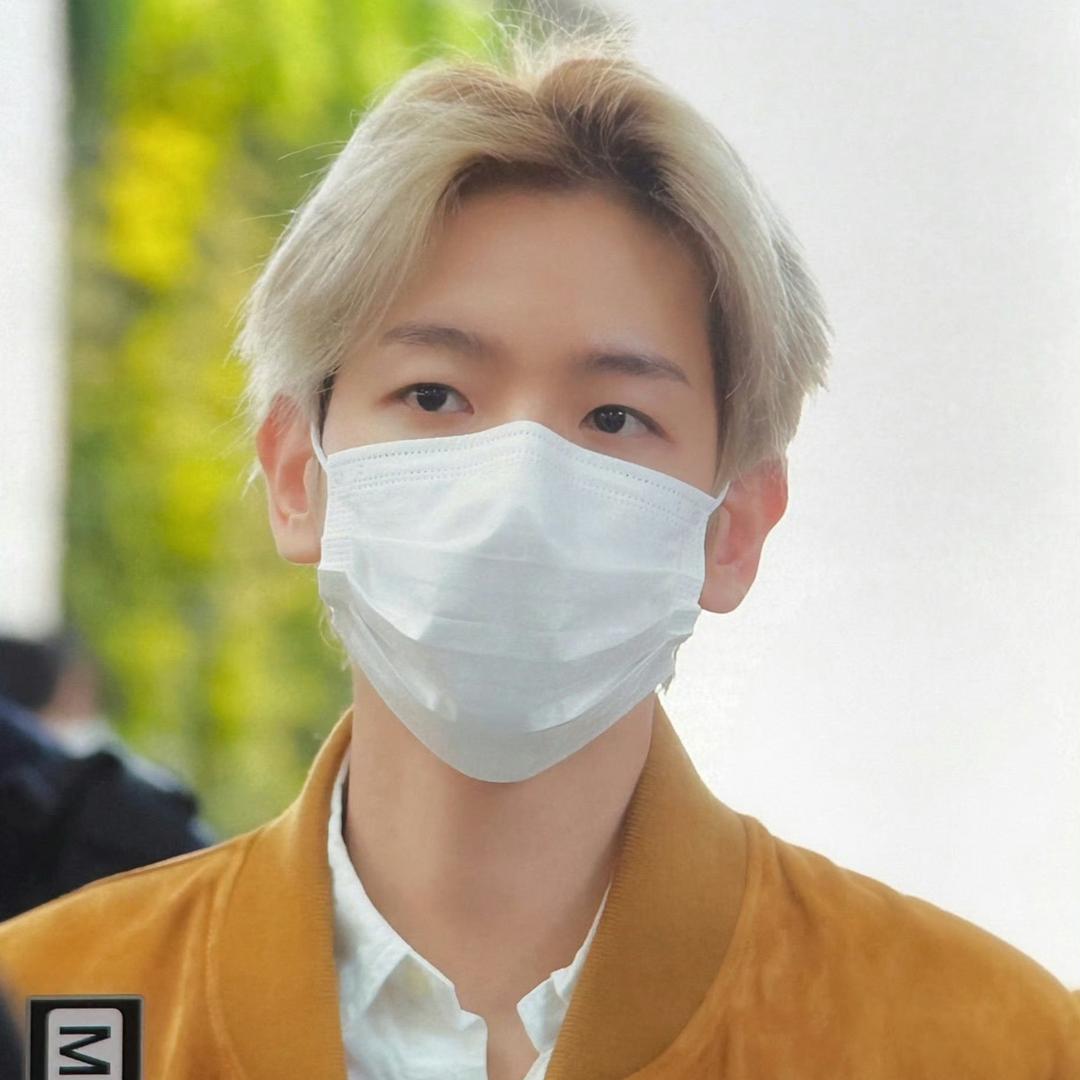 草莓牌母蟑螂🍓.(签售被伯贤模仿版)