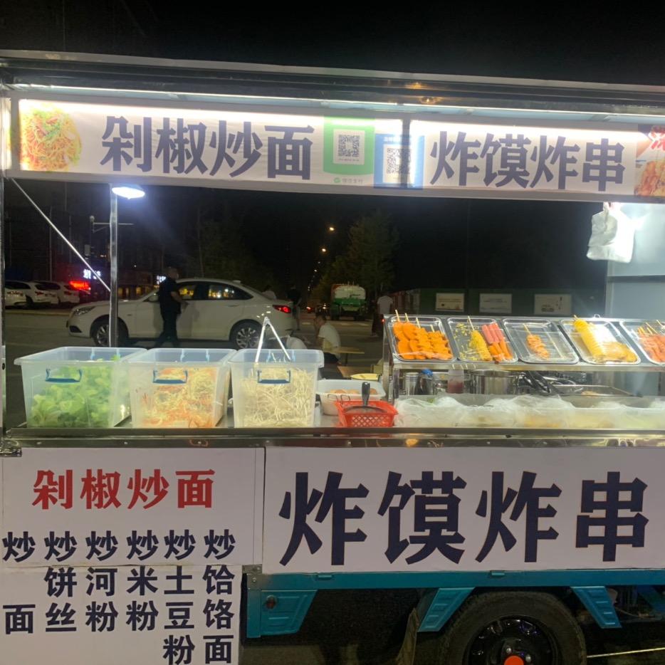 朗曼华公馆门口剁椒炒面（招学徒）