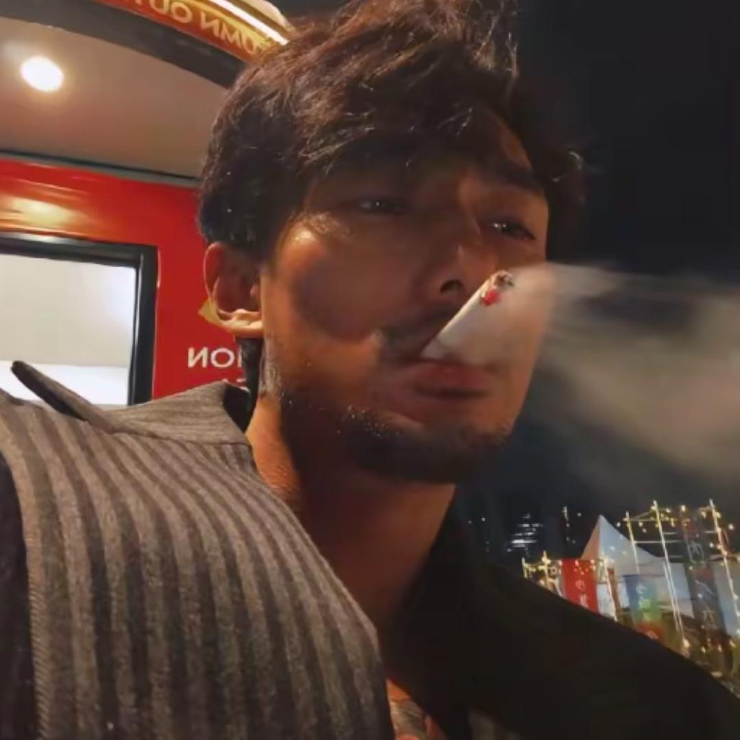 伟。