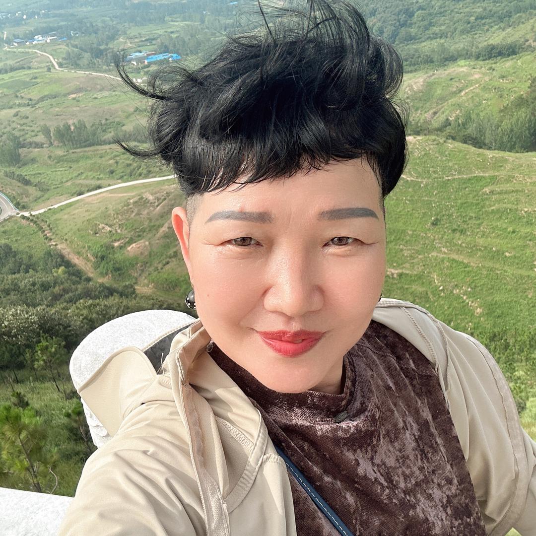 九月，我是一名退休职工，喜爱唱歌和跳舞。