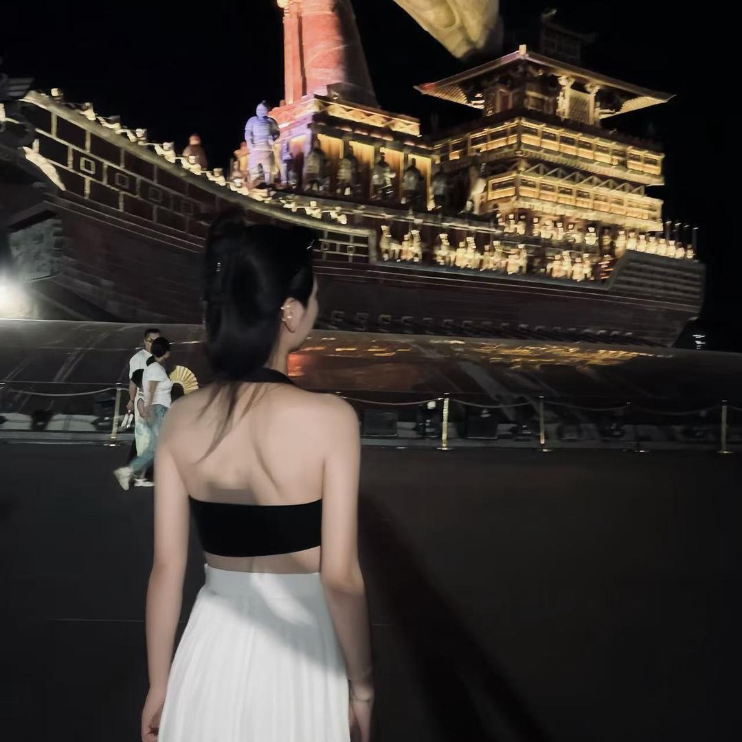 哆來客串串香老板娘