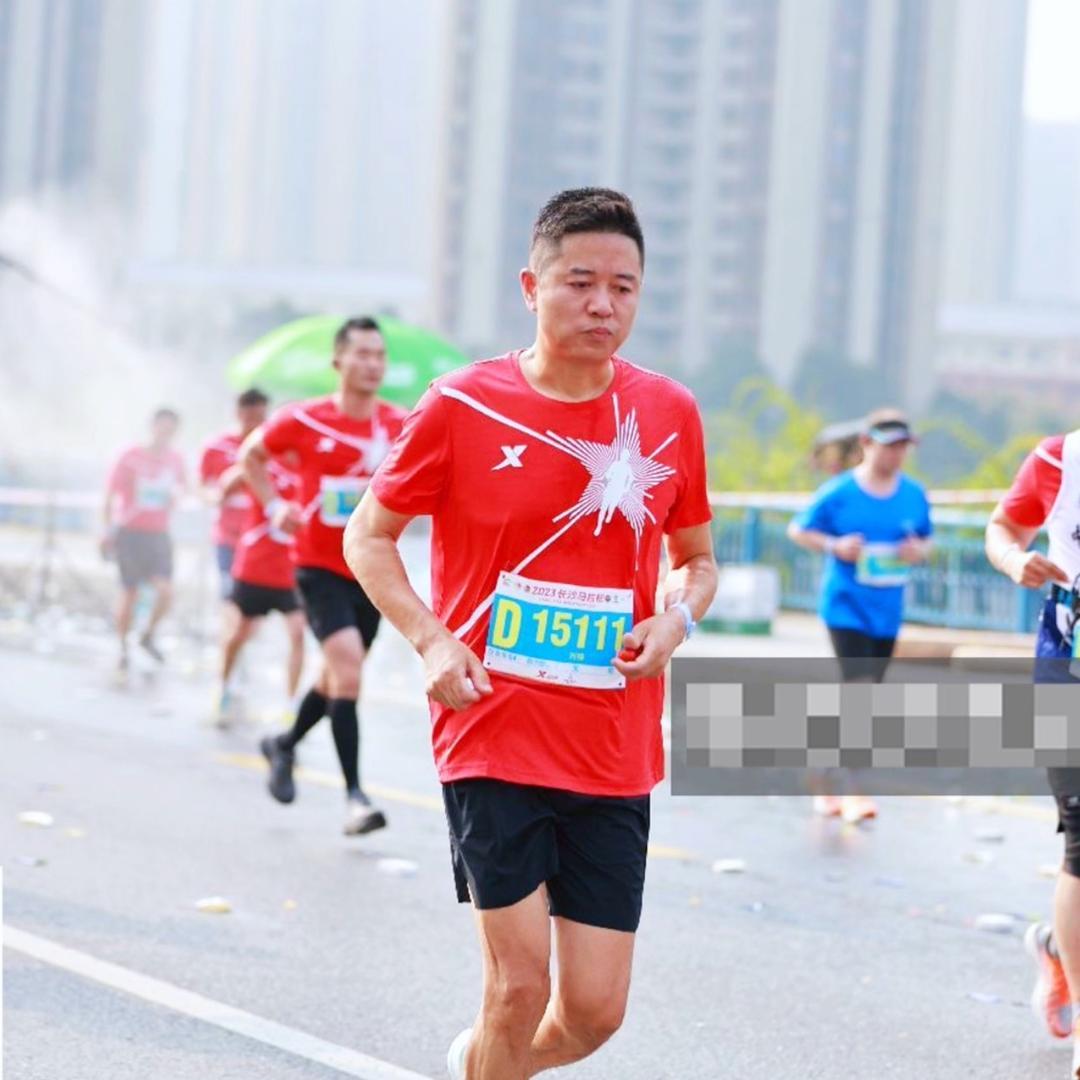 锋子在跑步