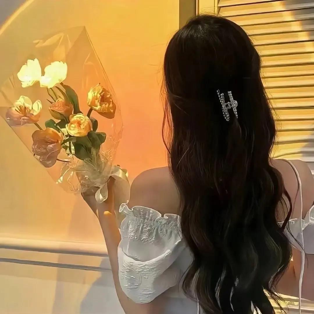 "     Y╰つ