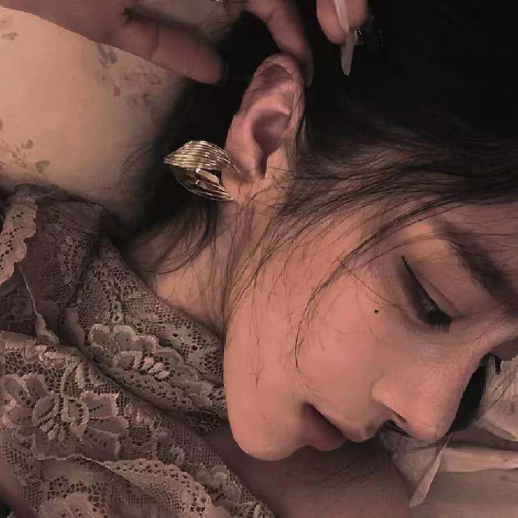 她