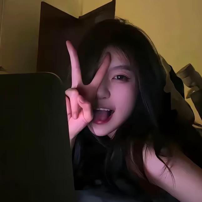 00后独居宝妈上班带娃