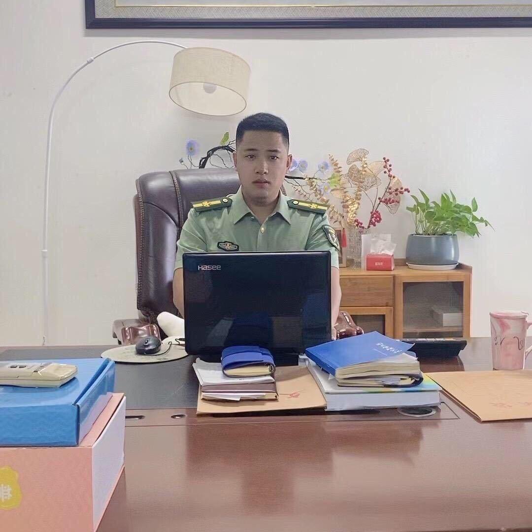 营地负责人梁队