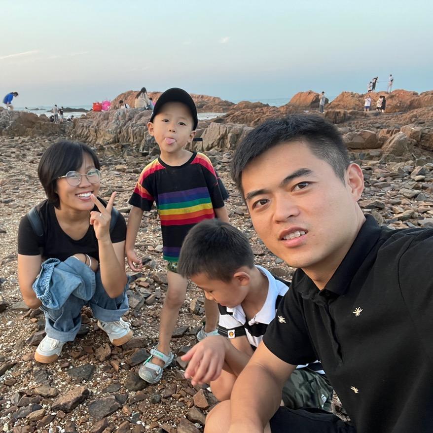 小伟夫妇（平凡地生活）