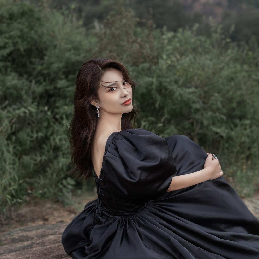 凉城小街姑娘未离去。