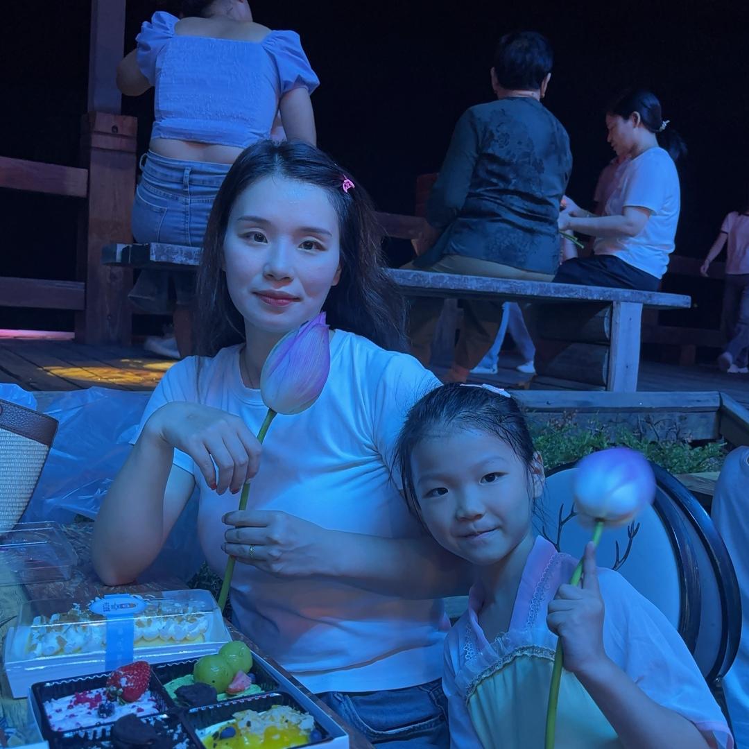 是莉莉吖