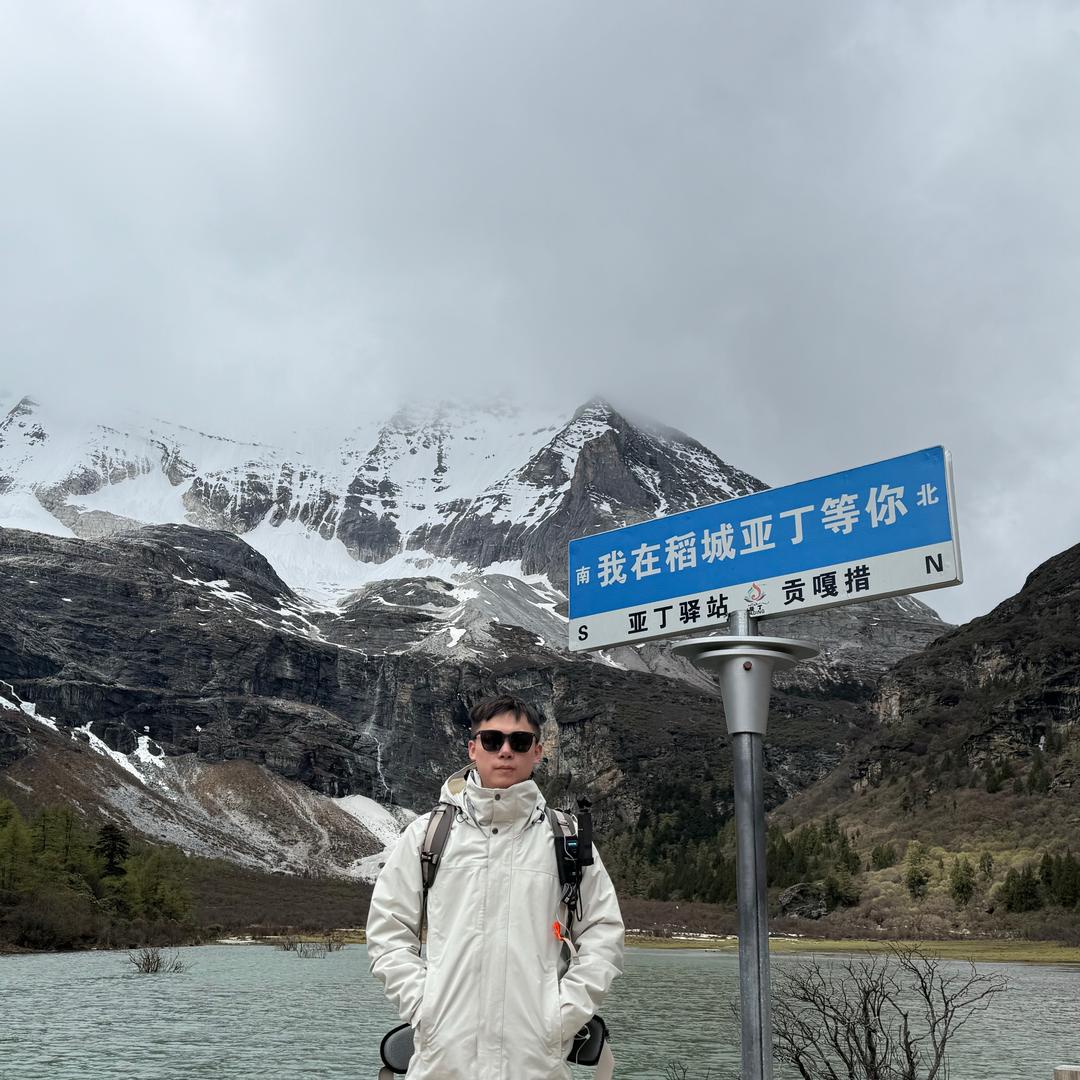 向西.