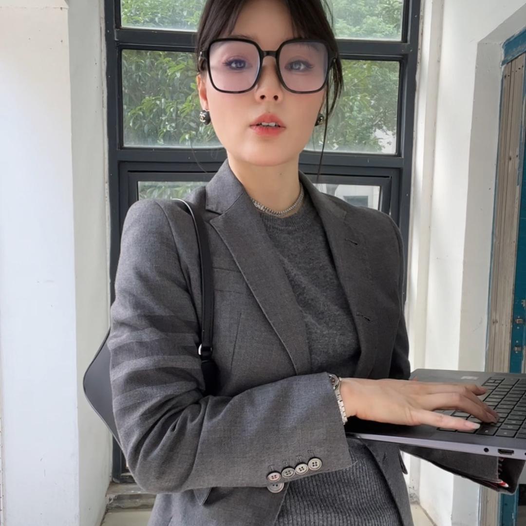 蓉蓉重生之卖汤老师家的（T…B）衣服