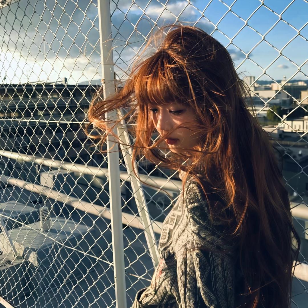 她的笑真的好甜