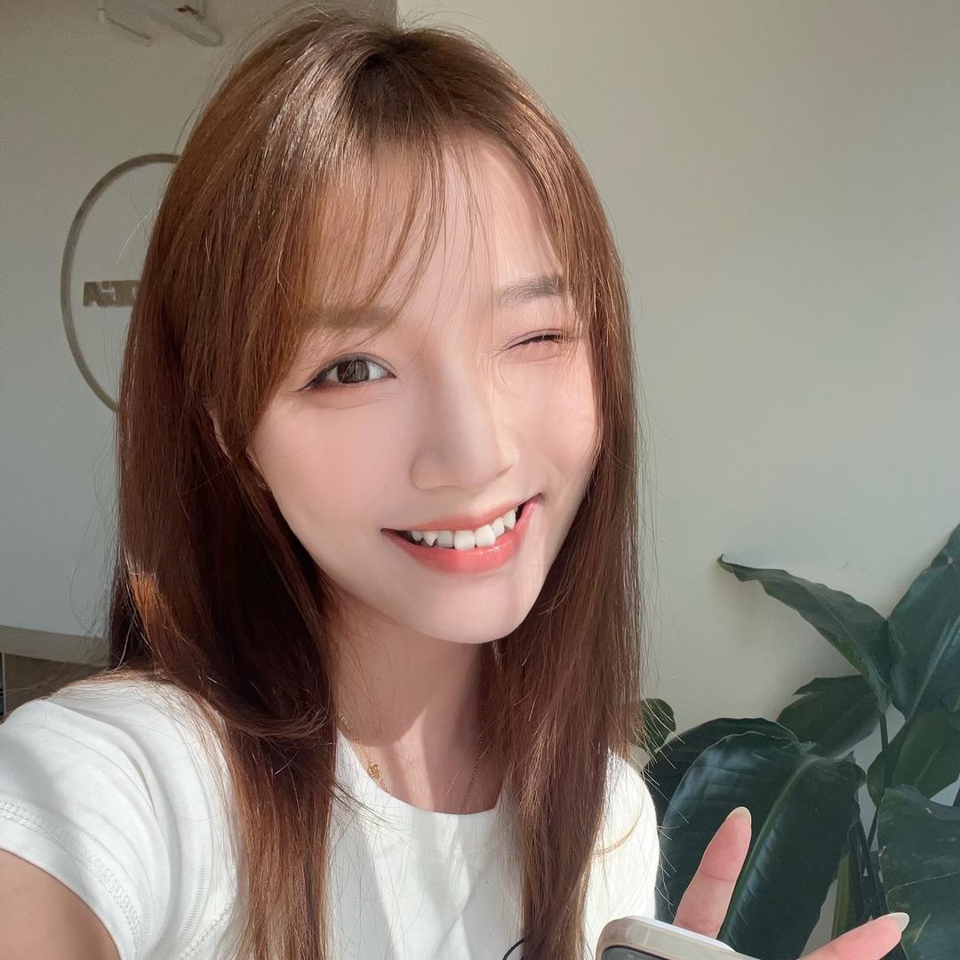 她