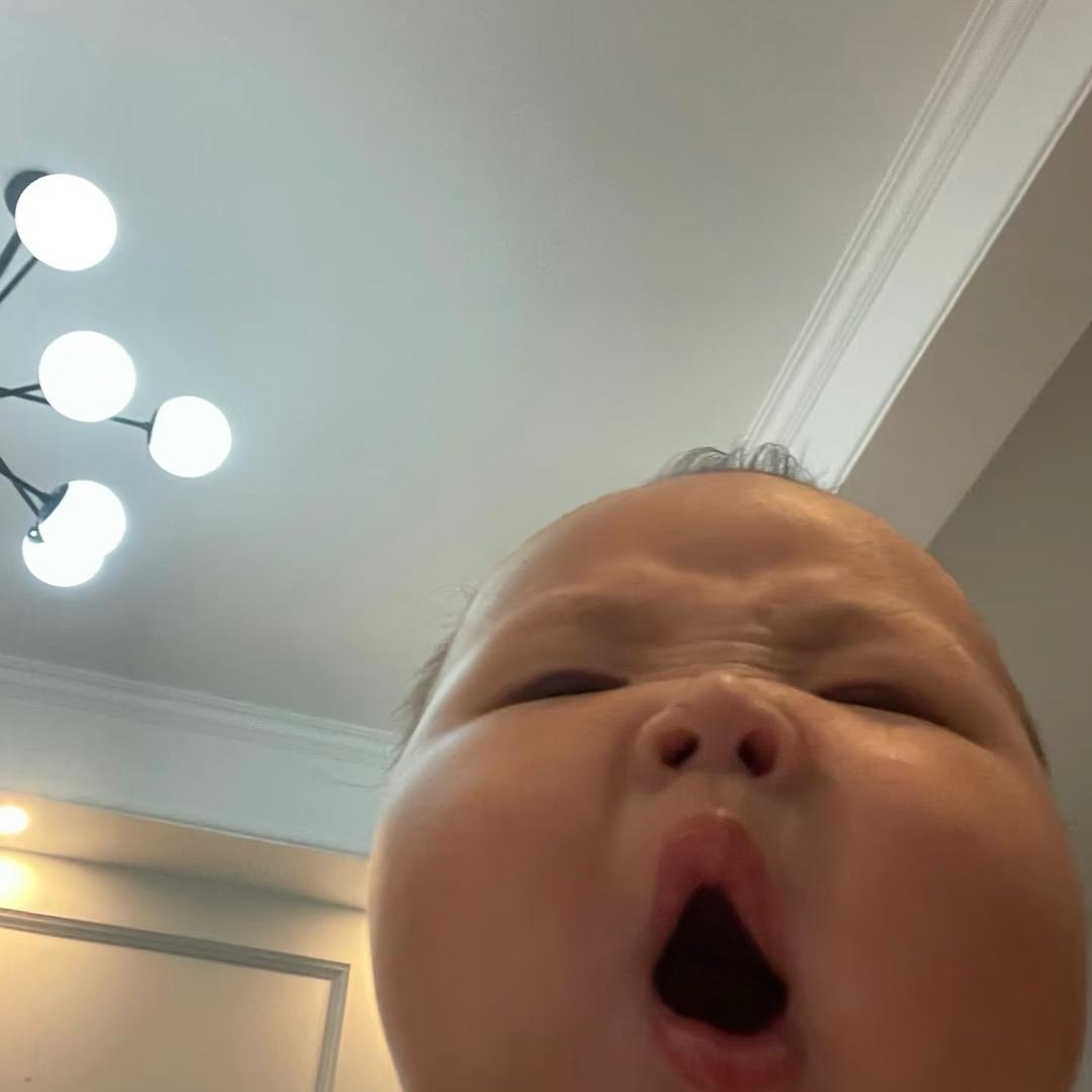 你压到我腿毛了！