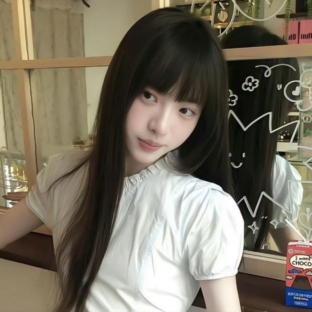 猫咪爱在小狗的怀里汪汪撒娇