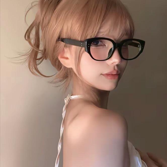 爱吃食物的小蟑螂