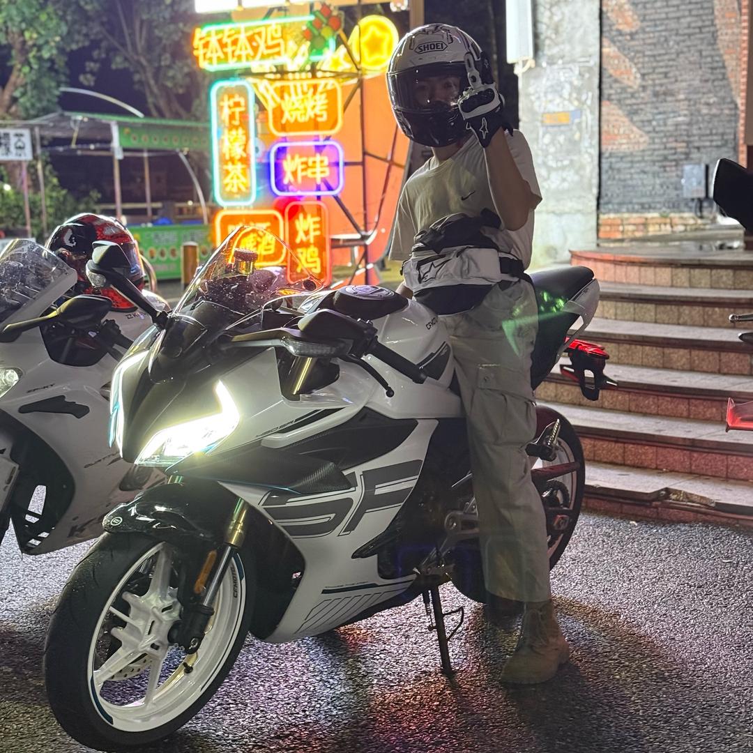 爱骑车的小熊
