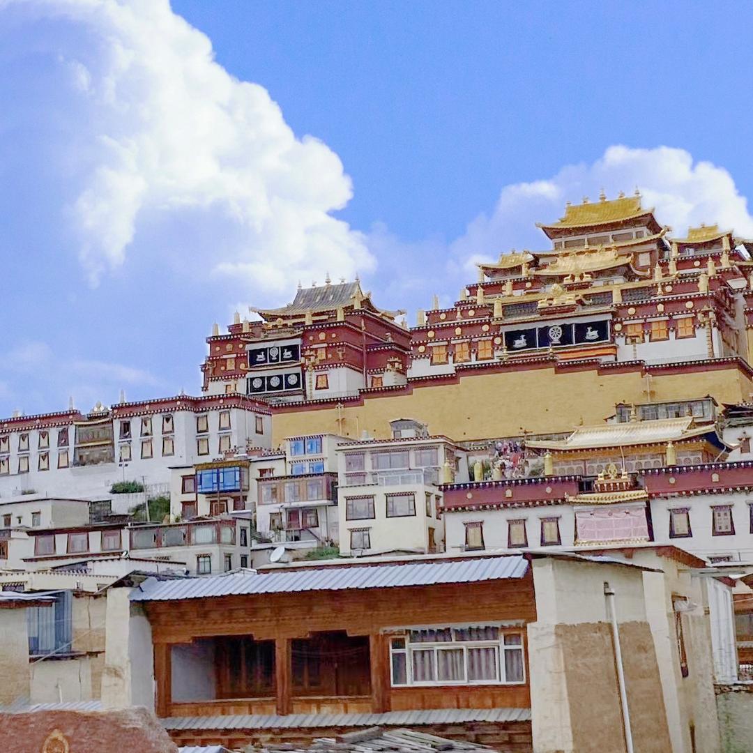 往上看是转经筒