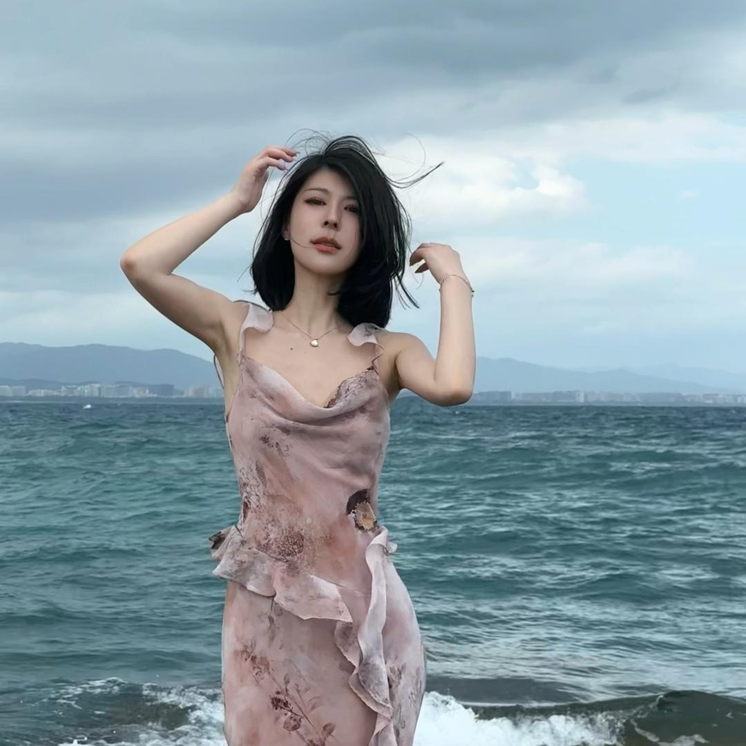 一个女的。