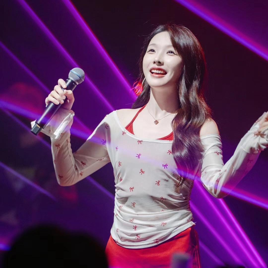 山河live酒吧KtV服务员小丽