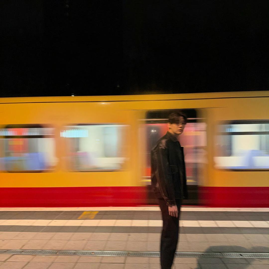 洧 .