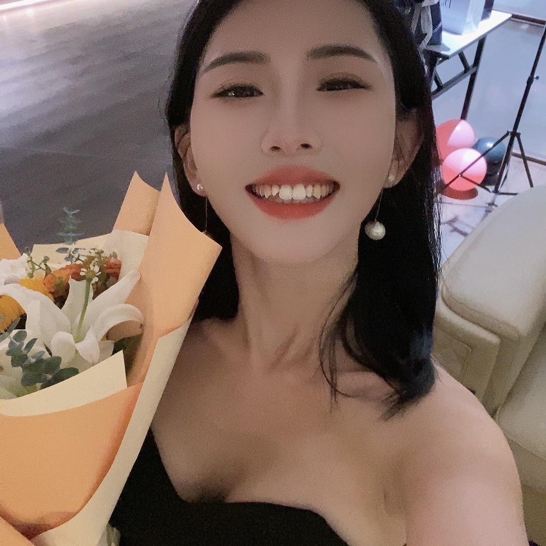 银基依依女装批发店