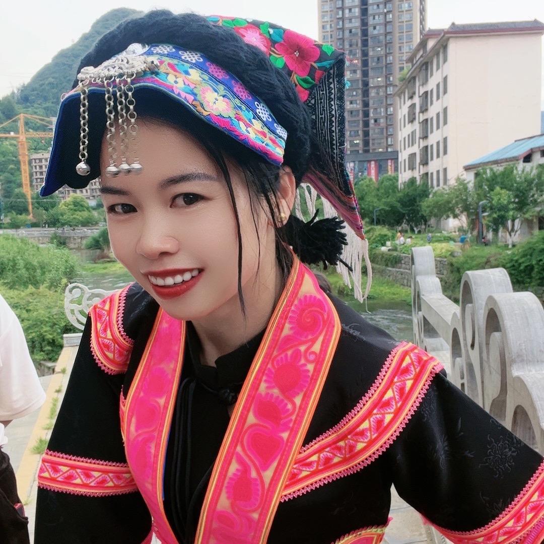 布依 杨彩