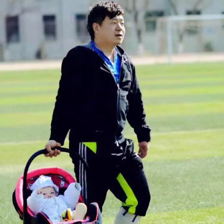 西固教足球的李老师