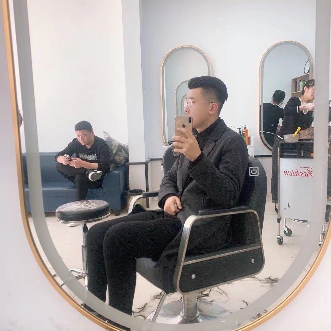 一位快乐的中介