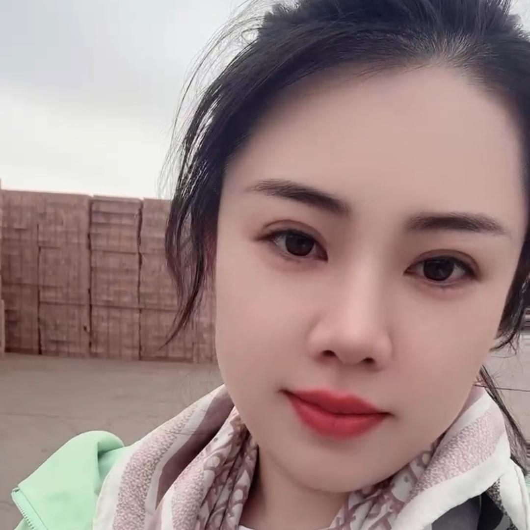 开砖厂的小姐姐