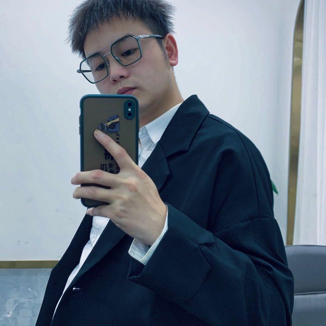 何成春（龙哥说洗护产品点橱窗）