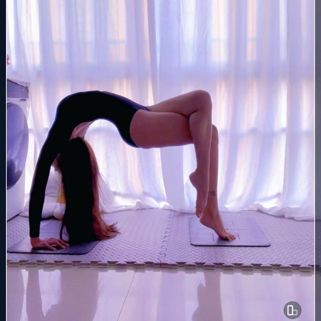 一个热爱瑜伽的女孩