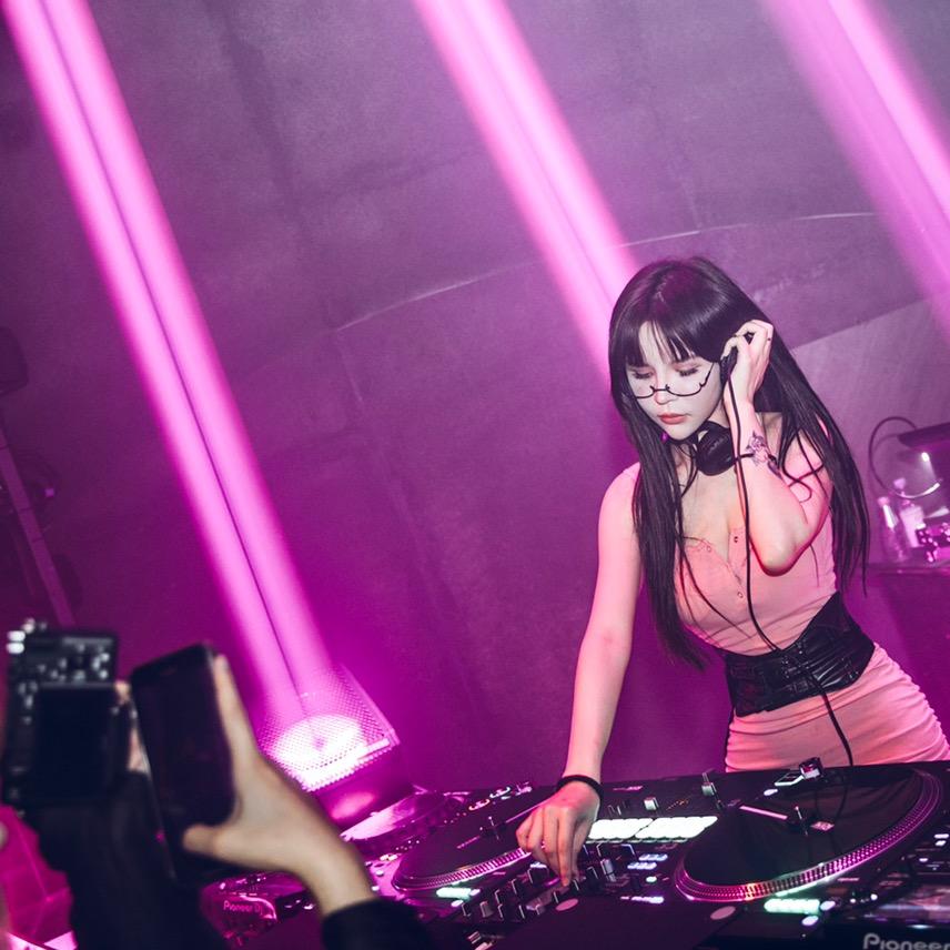 DJ  Linda