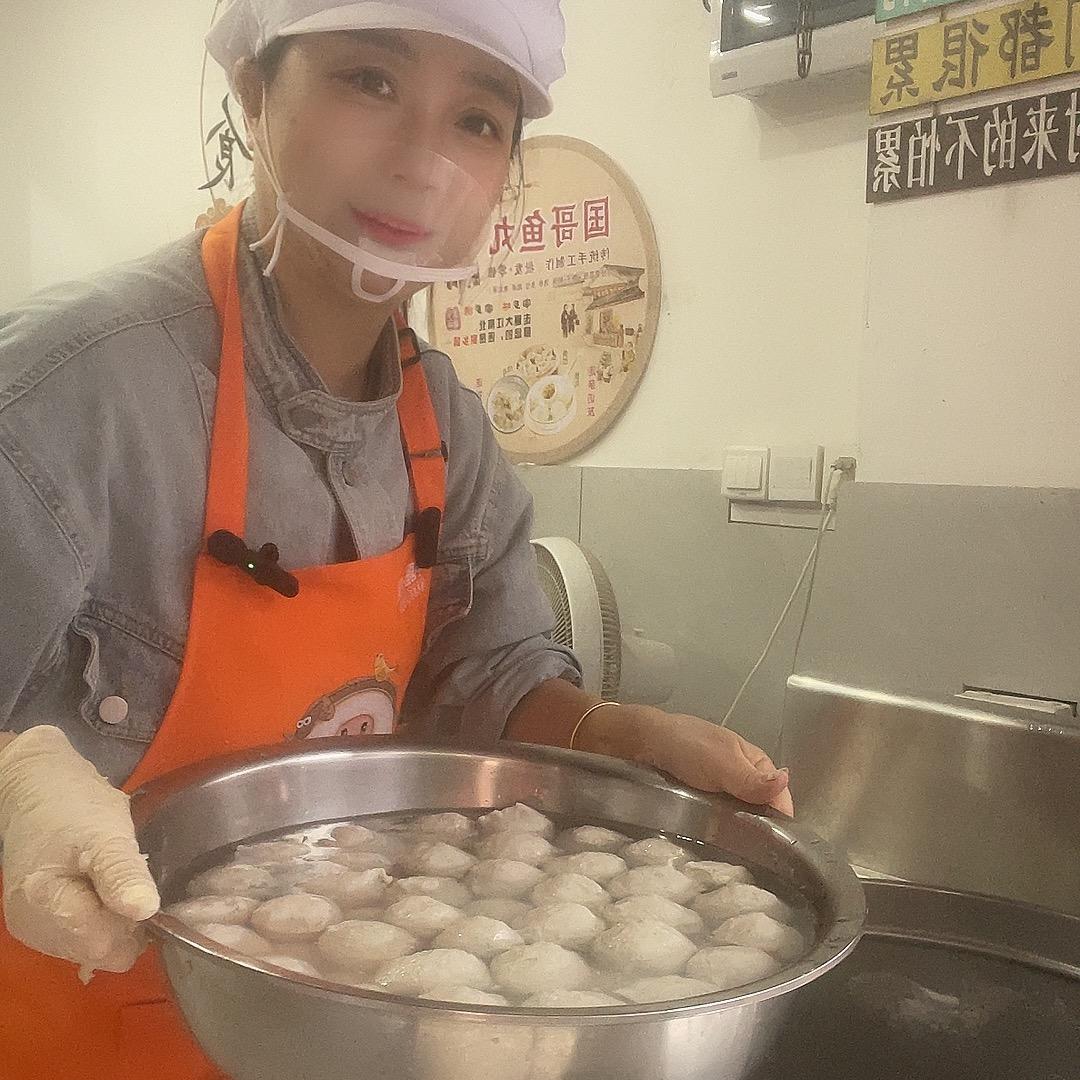 做鱼丸的大饼脸阿姨
