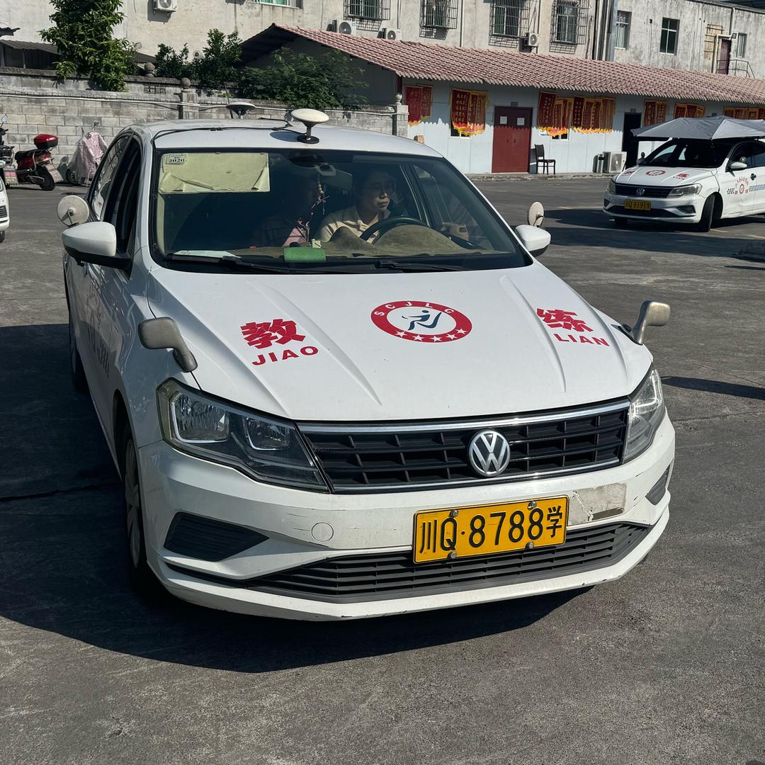 兴文众乐驾校肖教练