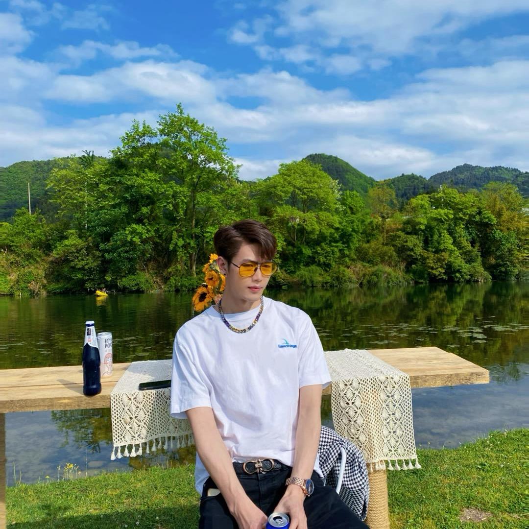 猛踹瘸子那个好腿，